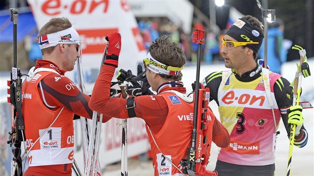 TI NEJLEP V CLI. Vtz Emil Hegle Svendsen z Norska (vlevo), se zdrav s krajanem Ole Einarem Bjoerndalenem, kter v Oberhofu obsadil druh msto, a s Martinem Fourcadem z Francie.