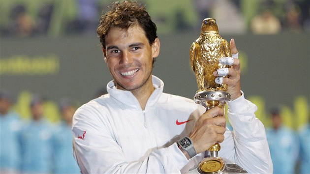 Rafael Nadal s trofej pro vtze turnaje  v Dauh.