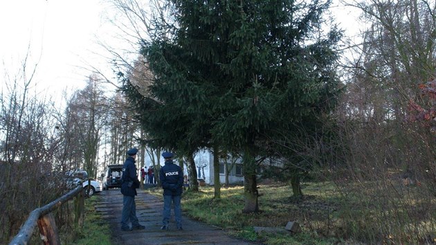 V bval vojensk usedlosti u Milovic byla nalezena tla dvou mrtvch mu a pti zvat. Zejm se otrvili oxidem uhelnatm. Policie vylouila ciz zavinn (6.1.2014)