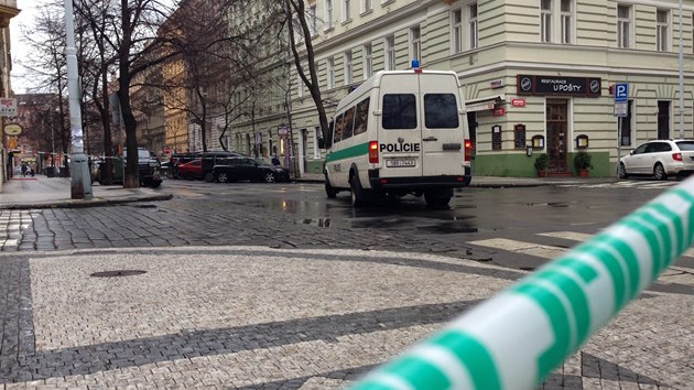 Policist kvli dajn bomb uzaveli Moravskou ulici v Praze na Vinohradech. Evakuovali asi 1 000 lid (9.1.2014).