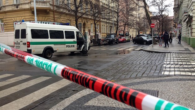 Policist kvli dajn bomb uzaveli Moravskou ulici v Praze na Vinohradech. Evakuovali asi 1 000 lid (9.1.2014).