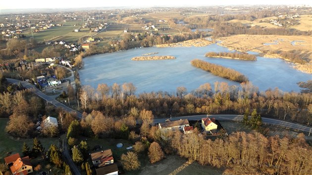 Letecký pohled na Rychvald. Město obklopuje hned několik rybníků.