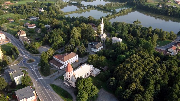 Letecký pohled na Rychvald. Město obklopuje hned několik rybníků. V pozadí Podkostelní rybník, kostel sv. Anny ve středu obrázku a Husův sbor dole.