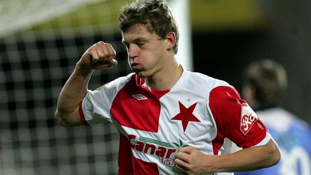 Tomá Necid na podzim 2008 se raduje z gólu, který vstelil za Slavii Teplicím.