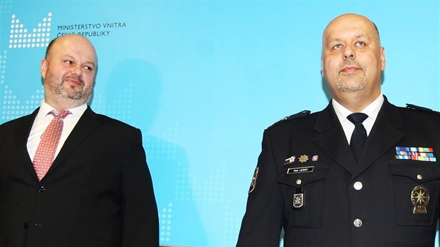 Ministr vnitra Martin Pecina a policejn prezident Petr Lessy (7. ledna 2013)