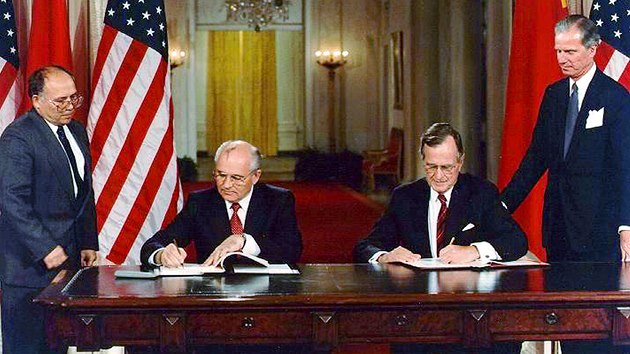 Michail Gorbaov s americkm prezidentem Georgem Bushem podepisuj ve Vchodnm pokoji Blho domu mezinrodn smlouvu o ukonen vroby chemickch zbran a likvidace jejich zsob. (1. ervna 1990)