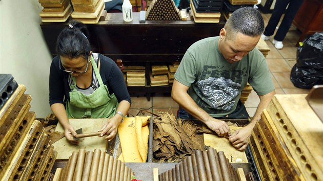 Maricela Castillová a Jose Ramon Sanquiesteban pokračují v tradiční výrobě kubánských doutníků v Miami.