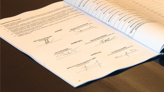 Bohuslav Sobotka, Andrej Babi a Pavel Blobrdek podepsali za SSD, ANO a KDU-SL koalin smlouvu o vld, kter se ve Snmovn ope o 111 hlas poslanc. (6. ledna 2014)