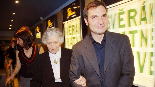 Herec Jiří Macháček s herečkou Věrou Tichánkovou na premiéře filmu Vratné lahve v pražském Slovanském domě (7. března 2007)