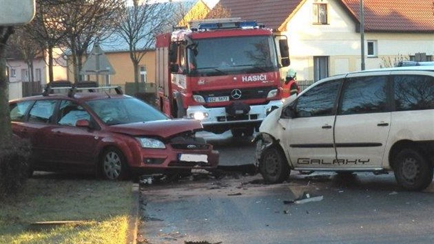 Klouzalo to i v Zeleni nedaleko Prahy. Stetla se tu dv osobn auta. Ped nmrazou na silnicch varovali meteorologov, 6. 1. 2014