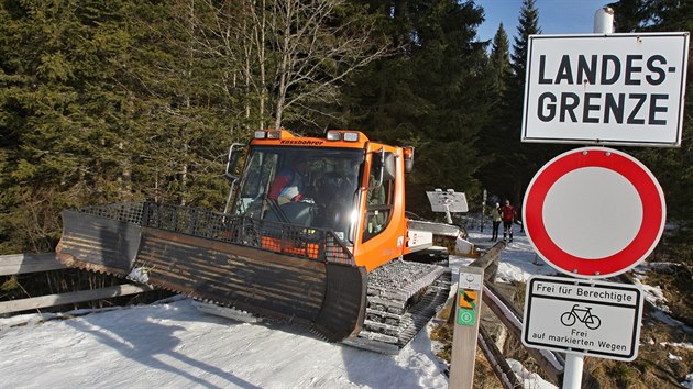 Rolba prothla stopy pro bkae a pak pivezla stoly na msto setkn nedaleko hotelu Alpsk vyhldka.