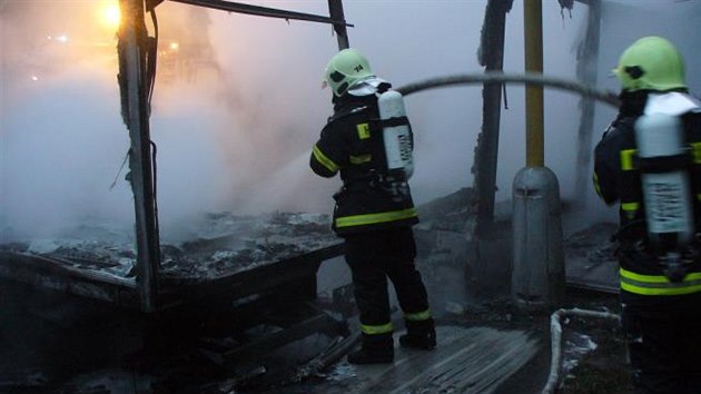 Požár v areálu firmy v Jihlavě zničil šest nákladních aut.