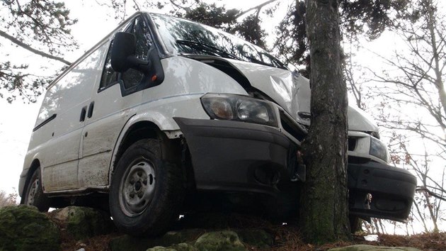 Ukraden transit po honice s polici skonil nabouran nad srzem.