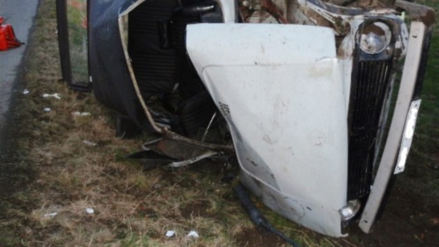Automobil Lada Niva, kter dil estnctilet chlapec, narazil v Morvce na Frdecko-Mstecku do betonovho sloupu a perazil ho na dv sti.