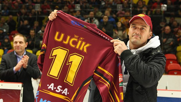 Bude dres Viktora Ujčíka viset mezi legendami jihlavského hokeje? To zatím není jasné.