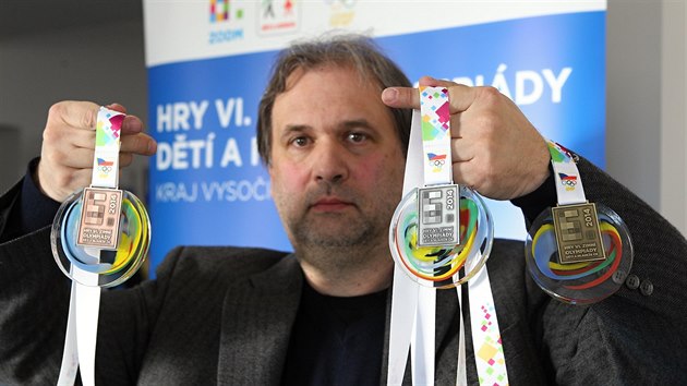Aleš Valner ukazuje medaile ze sklárny, které budou dostávali ti nejlepší na olympiádě dětí a mládeže.