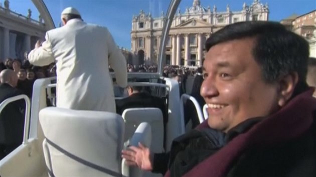 Argentinsk knz Fabian Baez se svezl s papeem Frantikem jeho papamobilem po Svatopetrskm nmst ve Vatiknu.