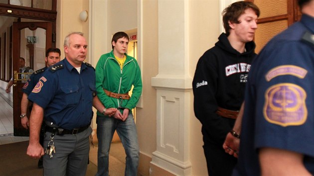 Krajský soud v Brně prodloužil vazbu třem mladíkům obviněným z březnové vraždy patnáctileté Petry v Jihlavě. K jednání je přivezla z vazby eskorta.