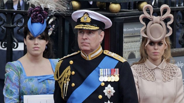 Princ Andrew se svmi dcerami Eugeni (vlevo) a Beatrice (vpravo) na svatb prince Williama a Kate Middletonov (2011)