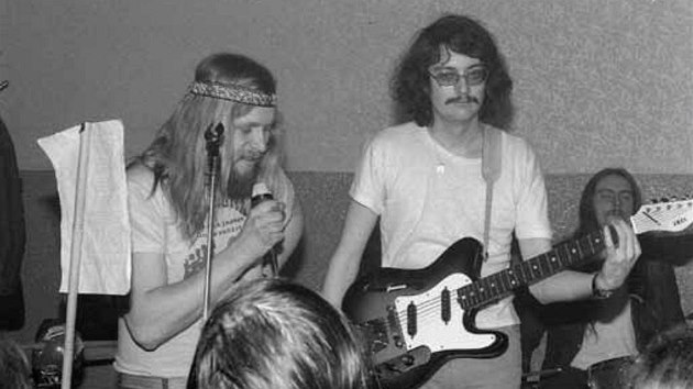Koncert skupiny Uml hmota II v hostinci Na Star pot v roce 1977, Otakar Alfrd Michl vpravo (z knihy Otakar Alfrd Michl: Trable den co den, Pulchra 2013)