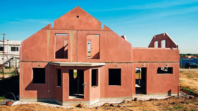 Projekt Dům jedním tahem nabízí montovanou konstrukci z Liaporbetonu. Na snímku stavba typového domu Helena. 