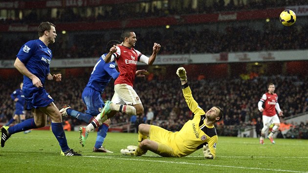 Theo Walcott (v ervenm) z Arsenalu pekonv glmana Davida Marshalla z Cardiffu.