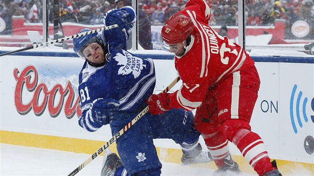 Kyle Quincey (vpravo) z Detroitu v souboji s Philem Kesselem z Toronta.