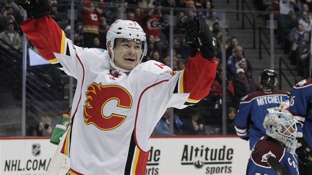 Ji Hudler z Calgary se raduje z glu v duelu s Coloradem.