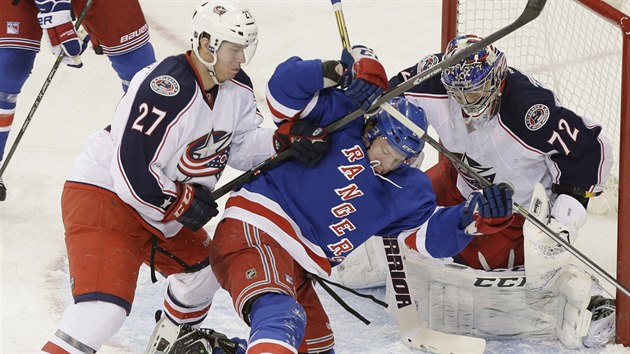 Ryan Murray (vlevo) z Columbusu brn za dohledu glmana Sergeje Bobrovskho tonka  J.T. Millera z New York Rangers.