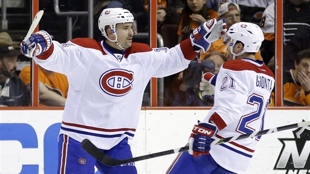 Tom Plekanec (vlevo) z Montrealu se raduje z glu. S gratulac pijd Brian Gionta.