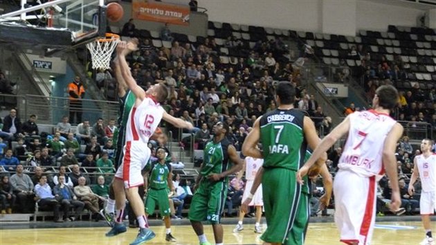 Momentka z utkn Maccabi Haifa - Nymburk.