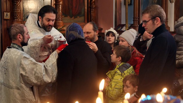 Pravoslavn vc v ter slavili svtek narozen Krista. Centrem pravoslavnho duchovnho ivota v Karlovch Varech byl dopoledne chrm sv. Petra a Pavla. Na bohoslubu dorazily stovky lid, pevn pak rusky hovocch cizinc.