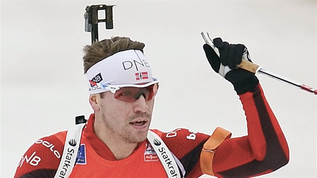 Norsk biatlonista Emil Hegle Svendsen coby vtz sthaky v nmeckm Oberhofu.