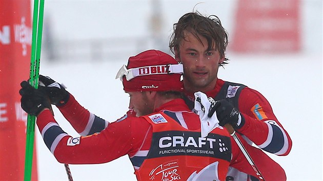 Nort lyai Martin Johnsrud Sundby (vlevo) a Petter Northug kraluj na Tour de Ski. Gratuluj si k tomu,