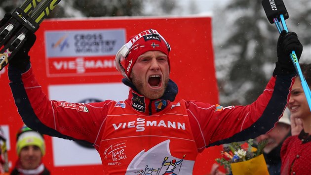 Martin Johnsrud Sundby z Norska slaví triumf v Tour de Ski.