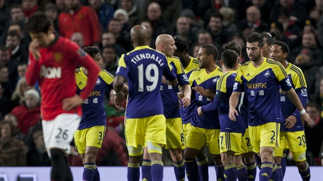 Fotbalist Swansea City se raduj z glu v utkn s Manchesterem United.