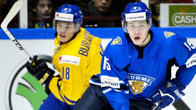 Finsk junior Juuso Vainio (vpravo) unik Andremu Burakowskmu ze vdska.