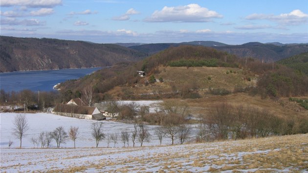 Pohled na arel bvalho keltskho hradit u Hrazan, vlevo osada Hradnice
