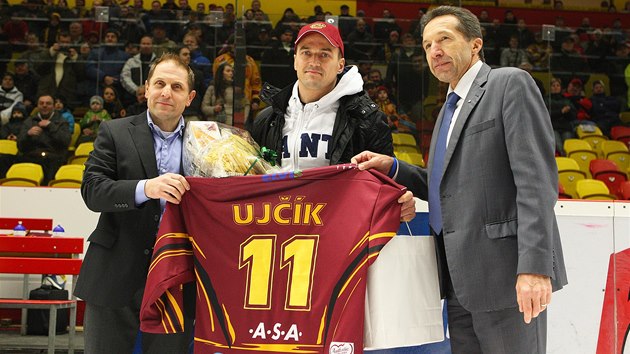 LOUEN. Viktor Ujk se 8. ledna 2014 definitivn rozlouil s hokejovou karirou. Divky v Jihlav pozdravil ped utknm proti Litomicm. 