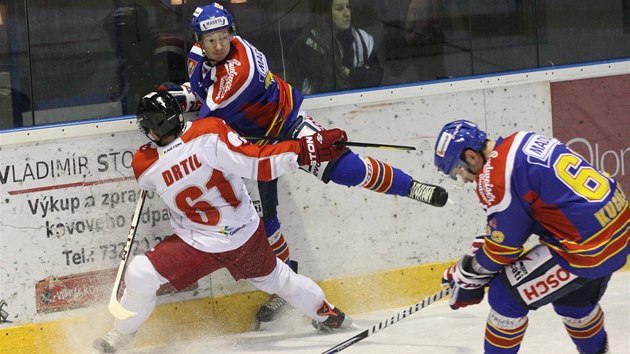 Olomouck hokejista Tom Drtil pirazil k mantinelu protihre z eskch Budjovic. 