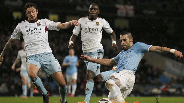tonk Manchesteru City Alvaro Negredo pl na branku West Hamu v Ligovm pohru. 