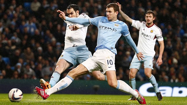 tonk Manchesteru City Edin Deko se pere s obrnci West Hamu. 