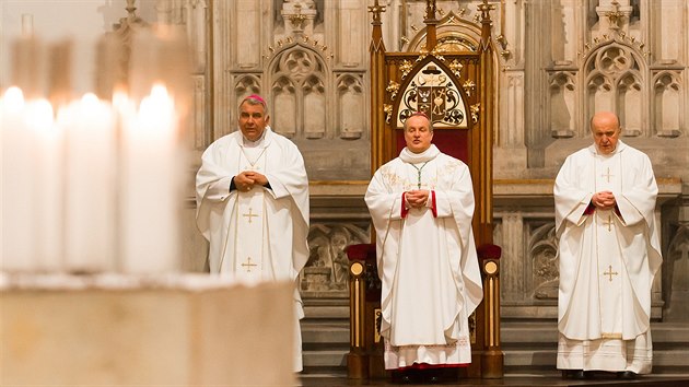Biskup Jan Vokál představil nový znak Královéhradecké diecéze na novoroční mši v katedrále Sv. Ducha. Zahájil slavnosti 350. výročí diecéze, kterou zasvětil Panně Marii.