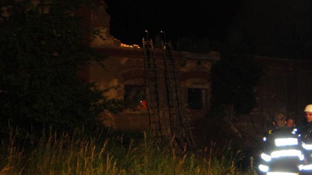 V Dětenicích na Jičínsku se zřítil strop kravína, dva muži zemřeli pod troskami (29.6.2013).
