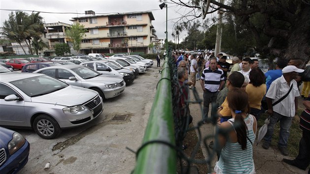 Kubnci si prohlej ojet auta. Vlda sice umonila vem nkup novho vozu, ceny jsou vak pli vysok. (Havana, 3. ledna 2014)