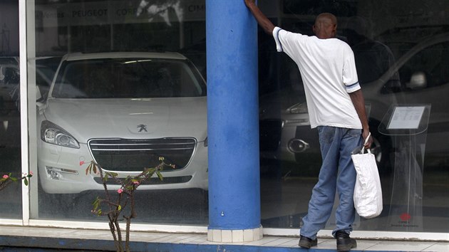 Kubnec si prohl ceny Peugeot. Na Kub si u nov auto me oficiln koupit kad, ale vzhledem k jejich cenm zstvaj pro vtinu obyvatel ostrova nov vozy nedostupn. (Havana, 3. ledna 2014)