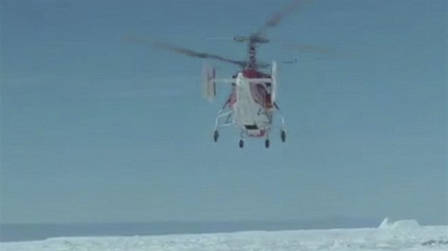 Snímek pořízený z videozáznamu ukazuje helikoptéru se záchranáři, jež ze zamrzlé lodi Akademik Šokalskij evakuuje vědce. (2. ledna 2014)