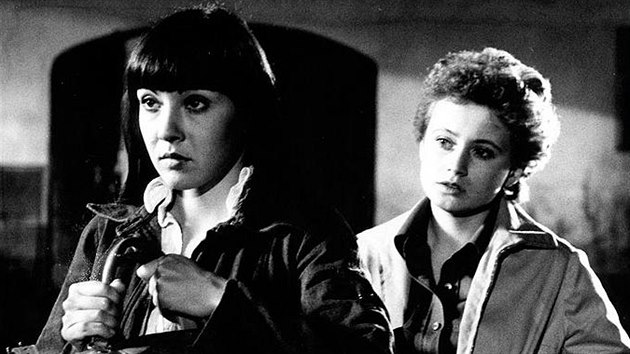 Dagmar Patrasov� a Jana Nagyov� ve filmu Smrt stopa�ek (1979)