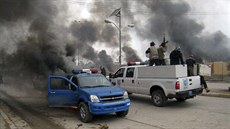 Bojovníci al-Káidy projídjí ulicemi Fallúdi (4. ledna 2014)