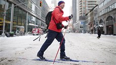 Nkteí obyvatelé New Yorku vyrazili do práce na bkách (4. ledna 2014)